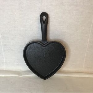 New! Galerie Stamped Black Miniature Cast Iron Heart Shape Skillet